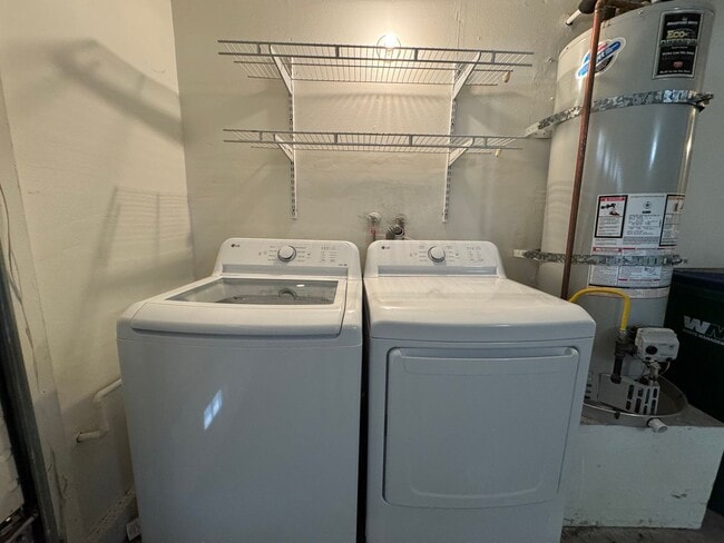 Building Photo - Spacious 2Bd/2Ba Condo w/Bonus Office, Garage and A/C!