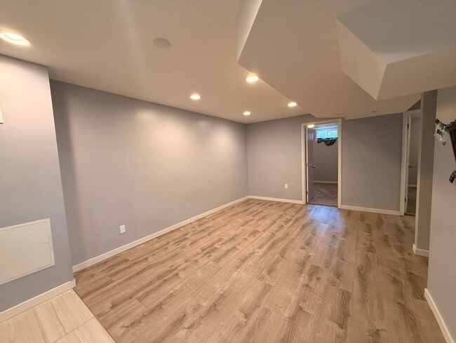 Building Photo - Spacious Twin Lakes Gem!!!