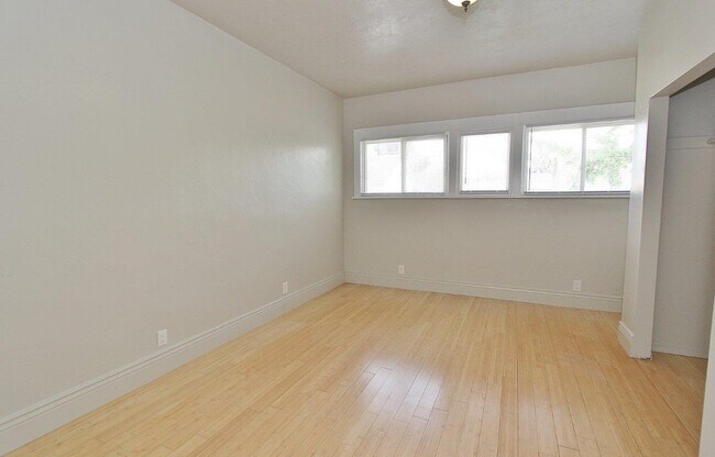 Building Photo - 616 9th Ave S