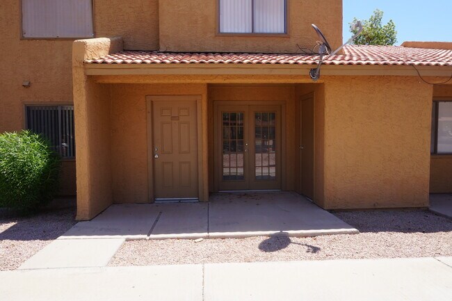 Building Photo - Charming 2 bed 1.5 bath Phoenix townhouse