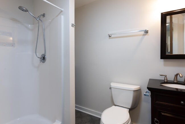 Building Photo - Mid Town Location with a Water View