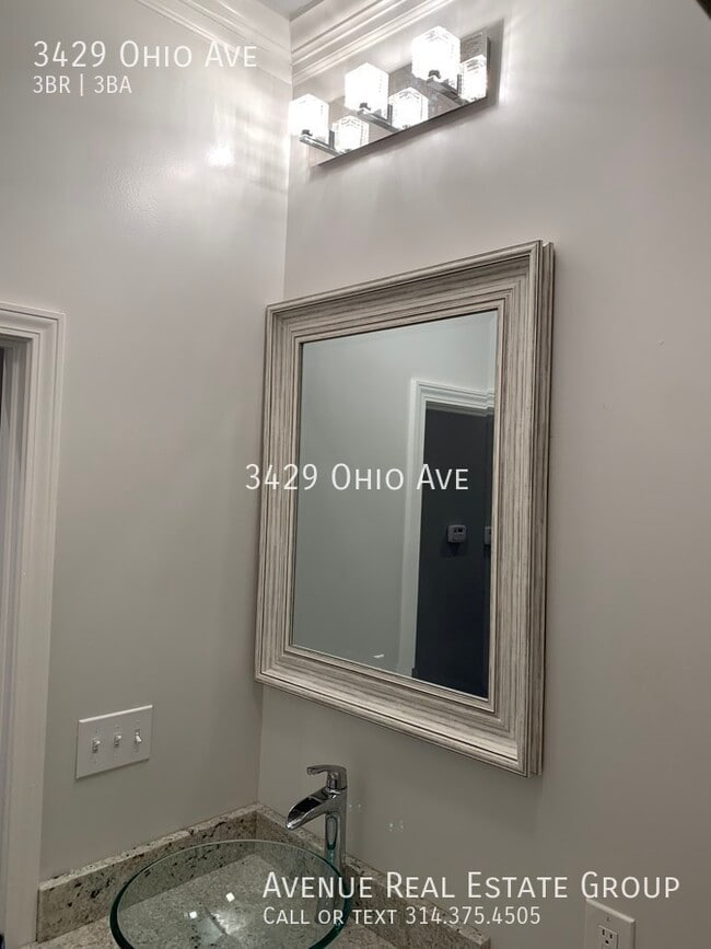 Building Photo - Beautifully Renovated Townhouse