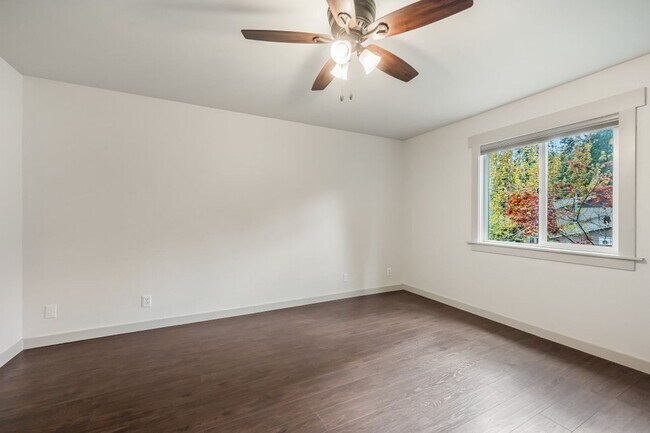 Building Photo - Emerald Estates 4 bed 2 bath with fenced yard