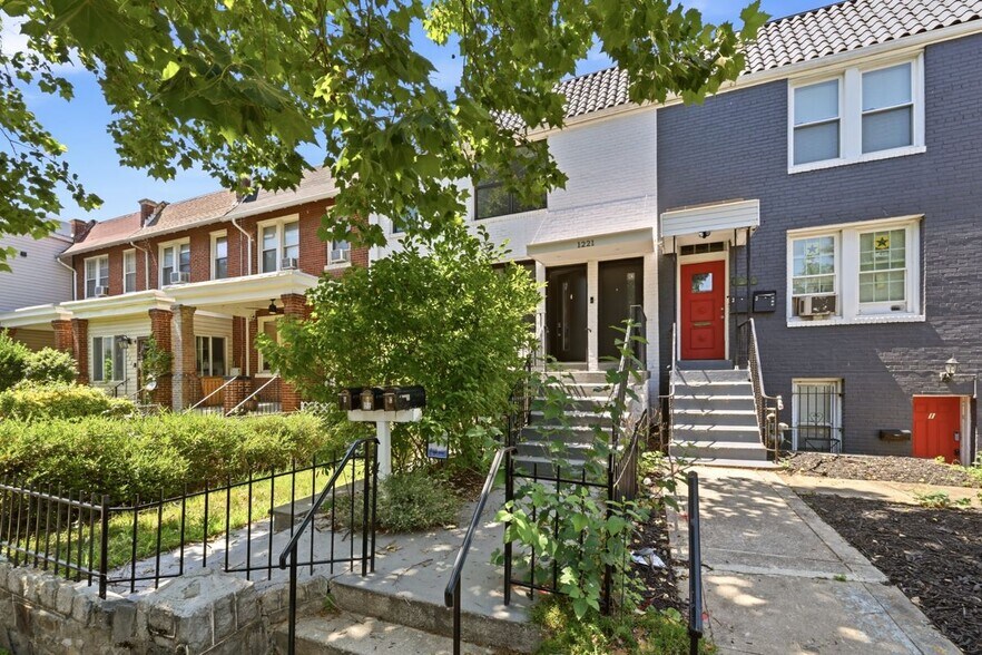 Building Photo - 1221 Oates St NE