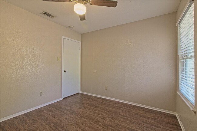 Building Photo - 914 Garden Meadow Dr