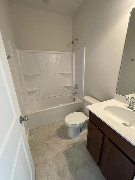 Building Photo - Room in Townhome on Johns Walk Way