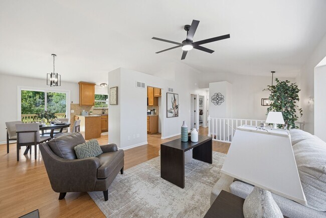 Building Photo - 3261 5 Oaks Dr