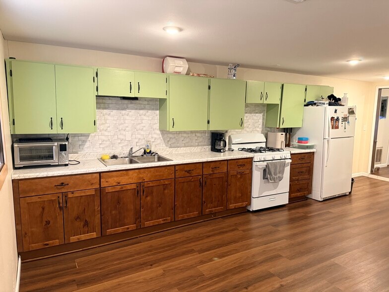 Kitchen - 216 Saint Paul St SW