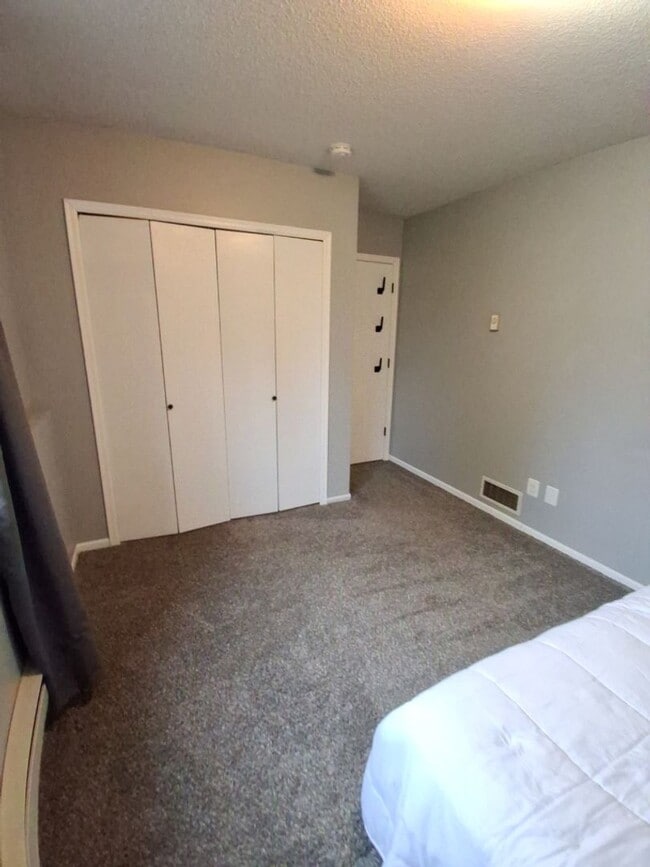 Building Photo - Dont Miss Out!  3 Bedroom Apple Valley Tow...