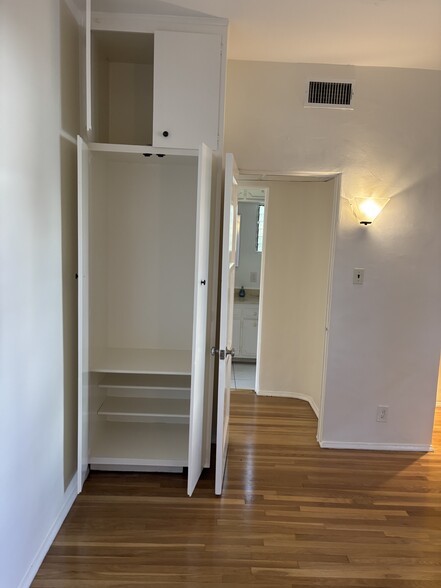 Bedroom with two closets - 407 Riverdale Dr