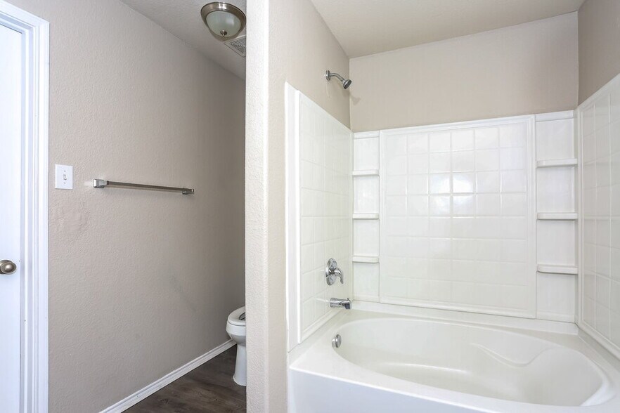 Building Photo - 2040 Shawnee Trail