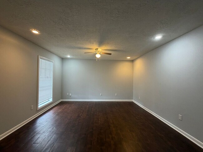 Building Photo - Spacious 3 Bedroom Townhome in Oak Park