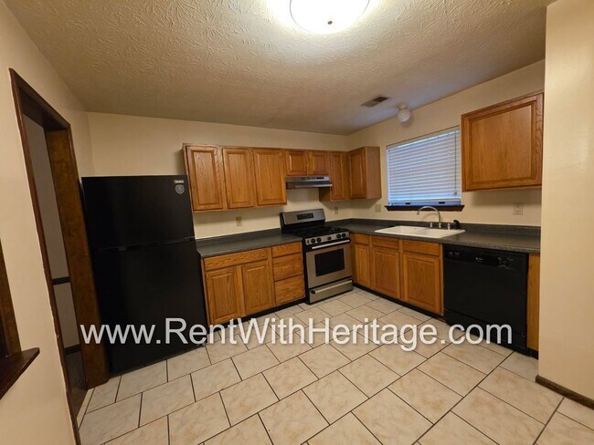 Building Photo - Amazing 2 bedroom, 1.5 bath townhome/ Grea...