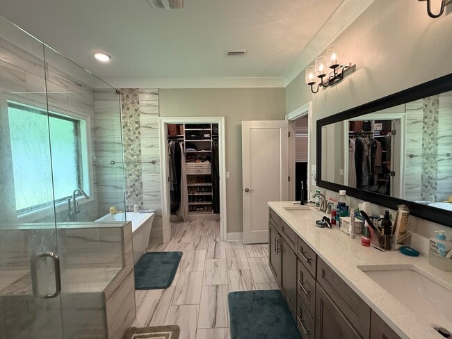 Building Photo - 1002 Gloria Ave