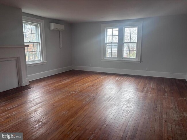 Building Photo - 51 OAK 2ND FLOOR St