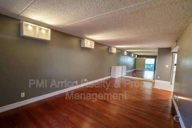 Building Photo - 3325 Bayshore Blvd