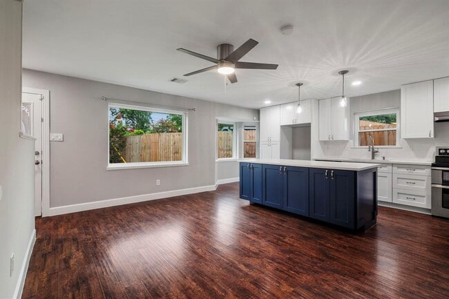 Building Photo - 11215 Sageway Dr