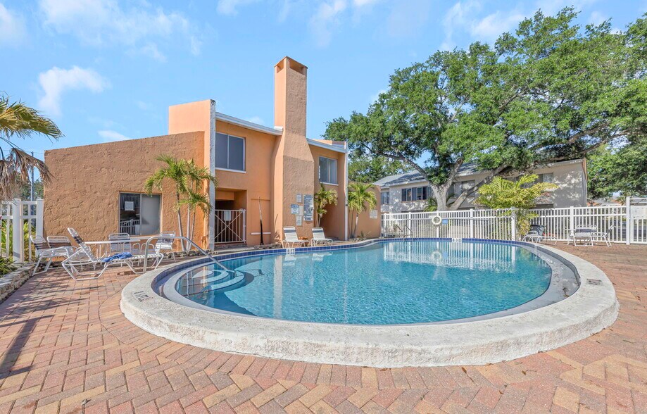 Building Photo - 621 99th Ave N