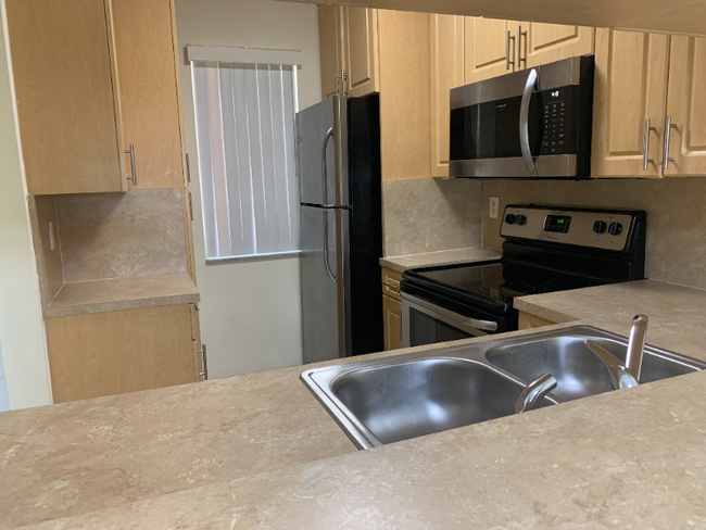 Building Photo - 8431 Royal Palm Blvd