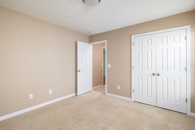 Building Photo - Charming Residence with Modern Amenities and Community center access