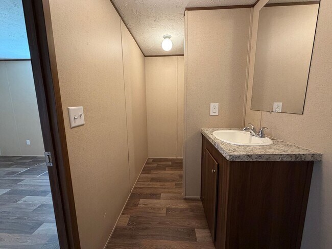 Building Photo - Spacious Mobile Home-large yard