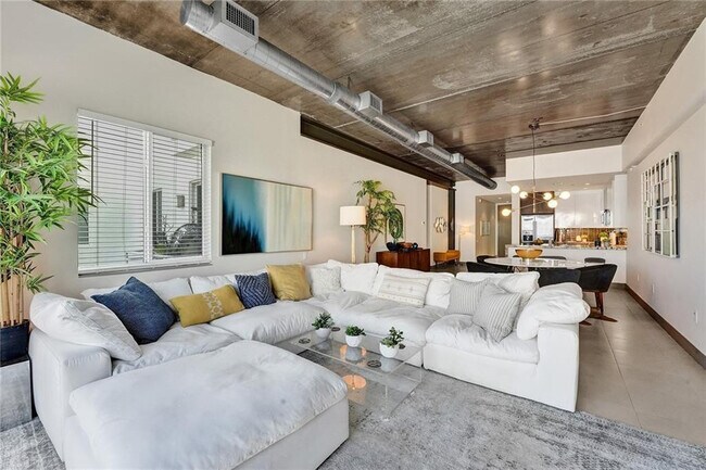 Building Photo - 110 SE 2nd St