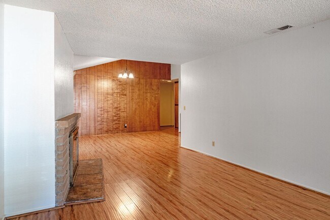 Building Photo - 4830 Suncrest Way