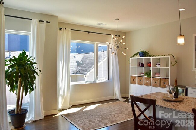 Building Photo - 916 Westbrook Dr