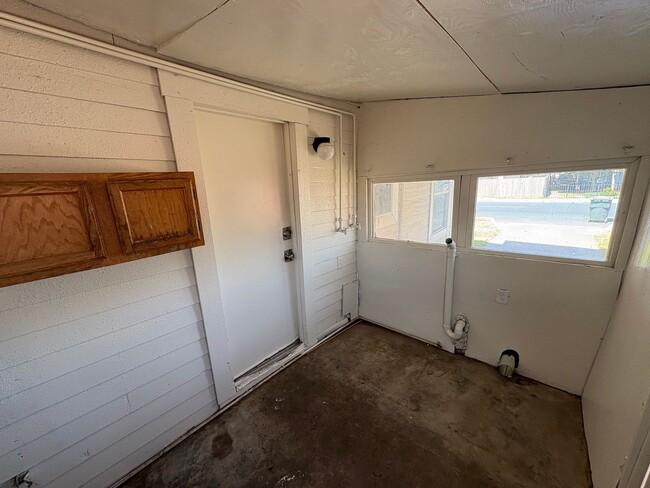 Building Photo - Cozy Hanford Home Available Now!