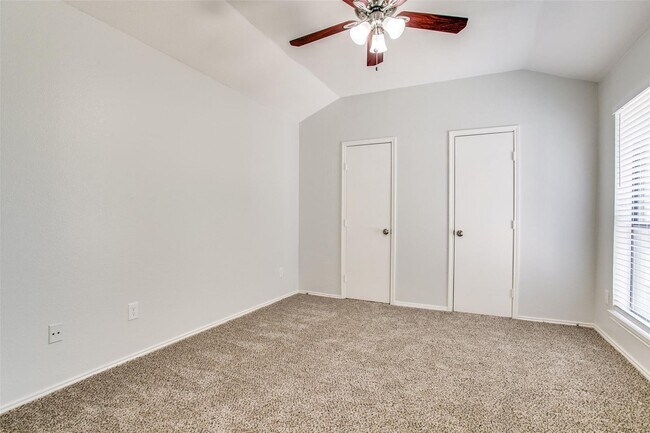 Building Photo - 2805 Meadow Park Dr