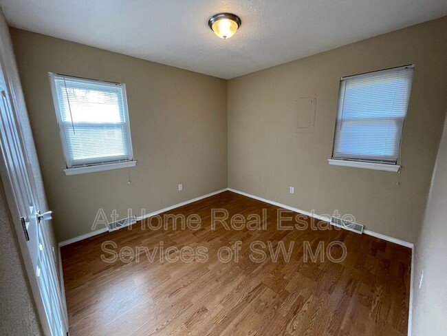 Building Photo - 1125 S Lone Pine Ave