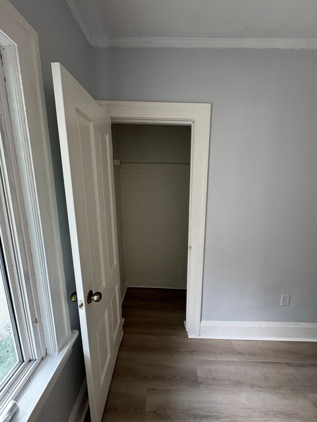 Building Photo - 1429-1431 Knox Ave N