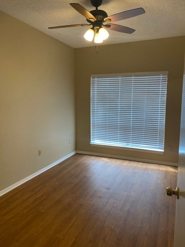 Building Photo - K242 - Croix #219