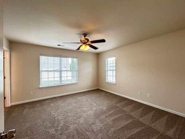Building Photo - Immaculate beautiful 3-bedroom, 2.5-bath t...