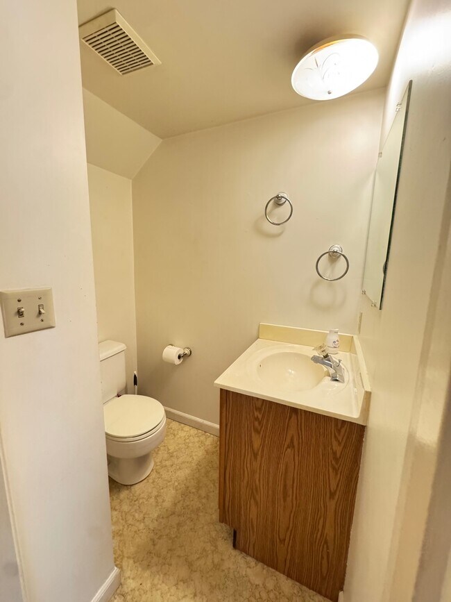 Building Photo - 16136 Clarence Ct