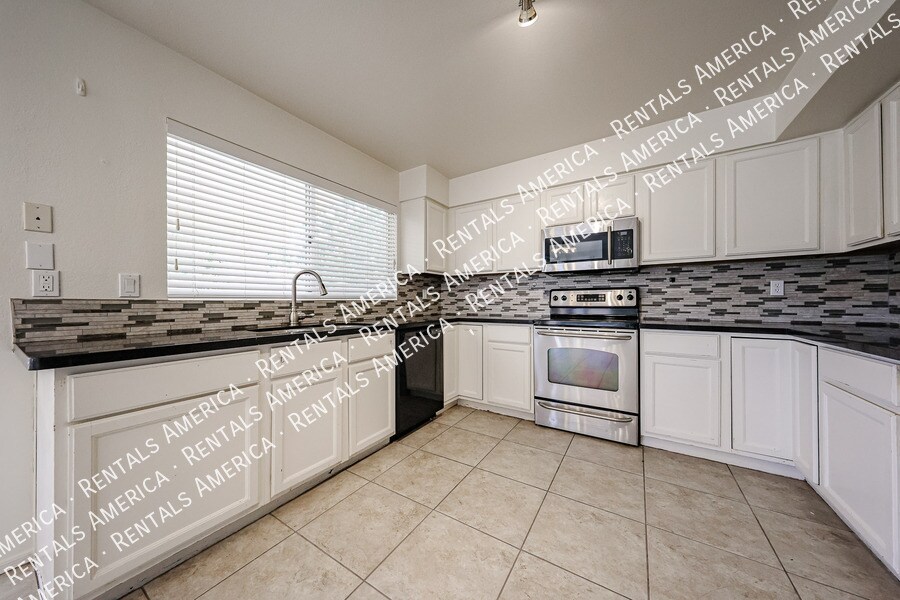 Building Photo - 2361 W Myrtle Dr
