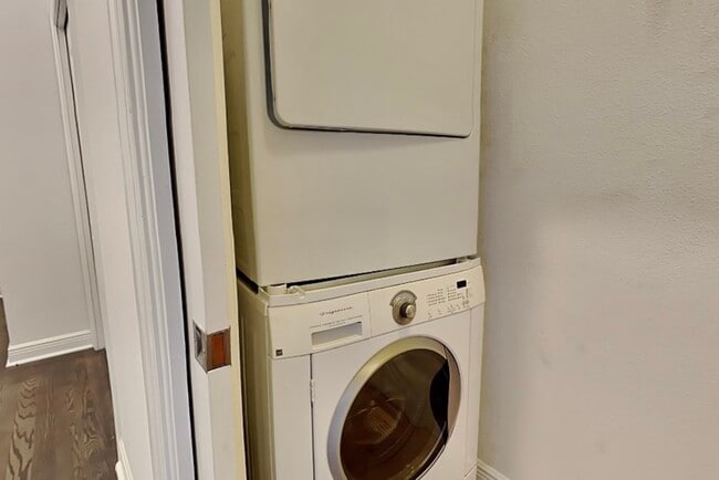 Building Photo - 422 S Habana Ave