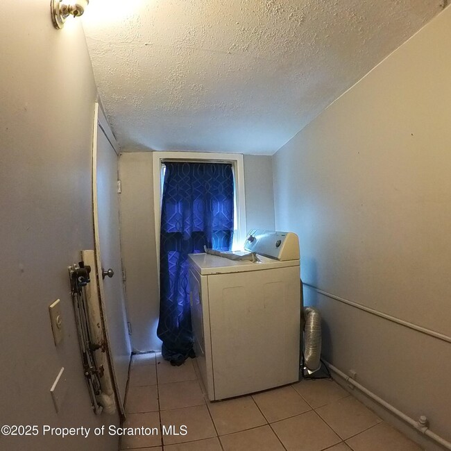 Building Photo - 919 Wood St