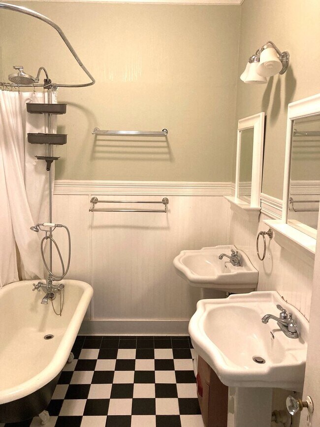 Building Photo - ZERO APPLICATION FEE FOR THIS ALTA VISTA BUNGALOW!