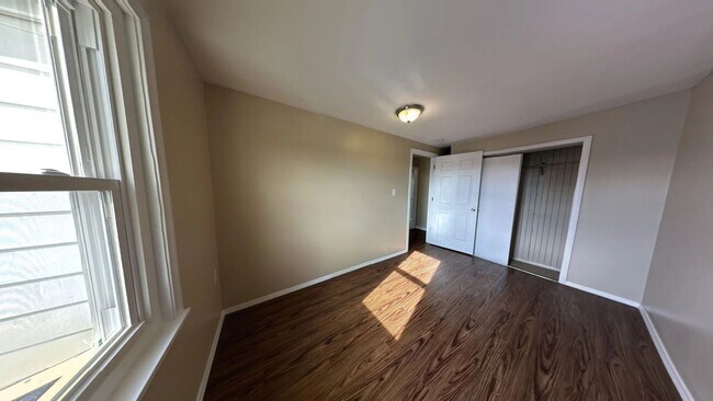 Building Photo - MOVE IN READY - 3 Bedroom 1 1/2 Bath Twin ...