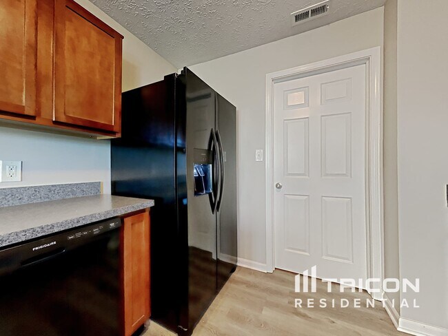 Building Photo - 644 Scotch Pine Dr