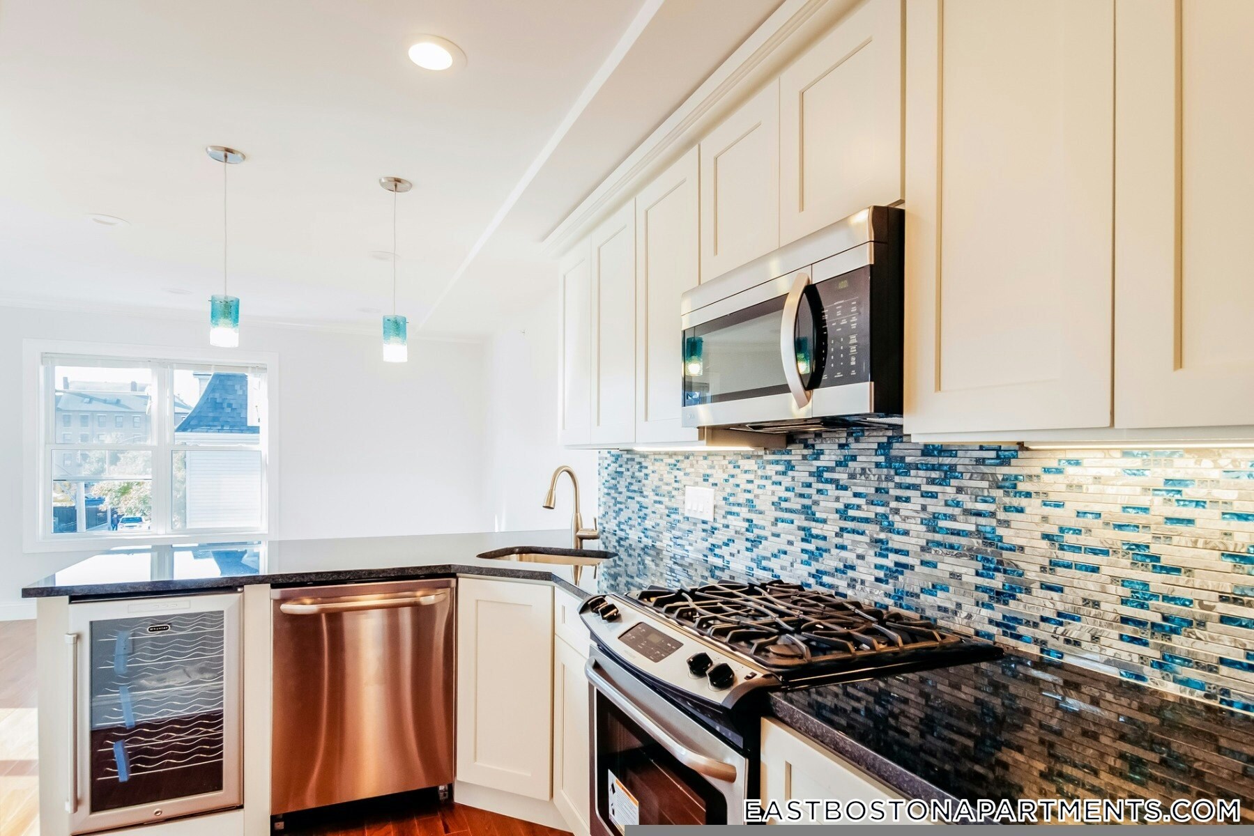 Building Photo - 108 Maverick St