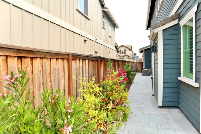 Building Photo - Stunning 3,400 Square Foot Home For Rent! ...