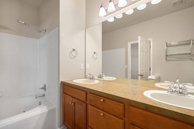 Building Photo - Like-New Townhome in Desirable West Loveland