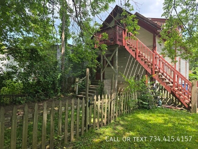 Building Photo - 110 E Summit-