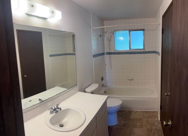 Building Photo - 1002