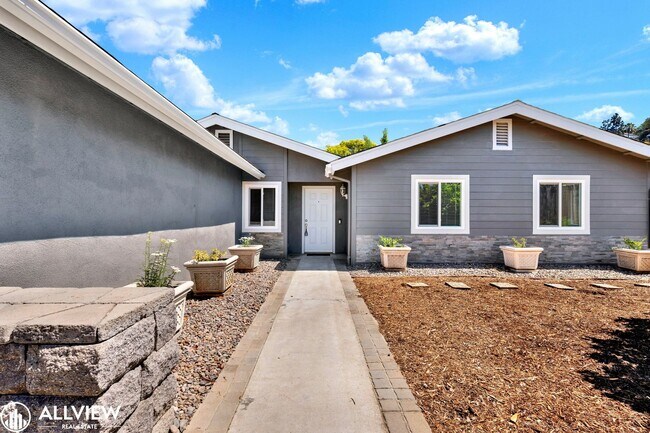 Building Photo - Newly Remodeled 4-Bedroom Gem with Spaciou...