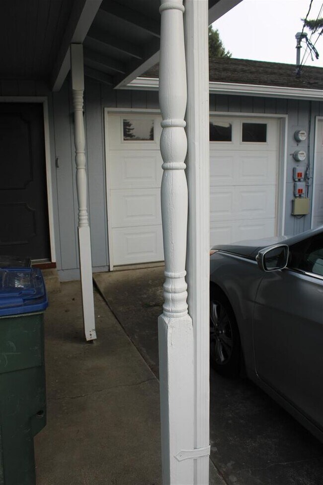 Building Photo - 2 Bedroom, 1 Bathroom Duplex!!!!