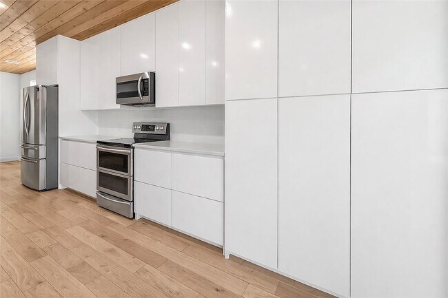 Building Photo - 110 SE G Ct