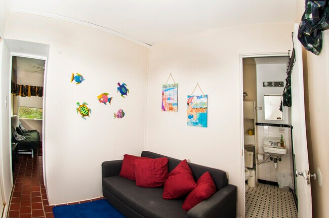 Building Photo - 512 University Blvd